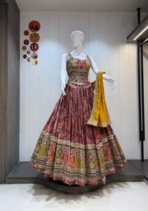 Conjunto de Lehenga Choli de seda con efecto mantequilla, estampado digital, con encaje y pedrería, Dupatta de encaje, largo hasta el suelo, para fiesta, para mujer - Product Image 4