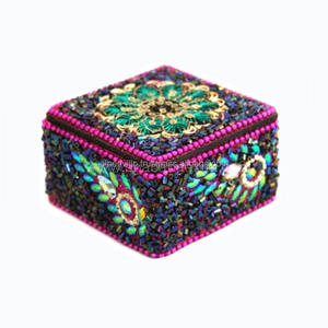 Magnifique boîte à bijoux carrée avec travail floral perlé et pailleté pour cadeau de mariage ou de remerciement - Product Image 5