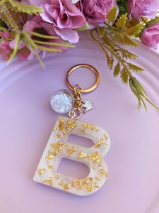 Porte-clés personnalisé en résine époxy fait main avec un pendentif lettre unique, accessoire de porte-clés élégant et personnalisé - Product Image 2