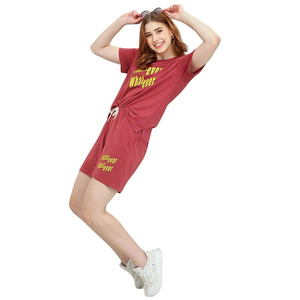 Ensemble tendance pour femmes, t-shirt imprimé + short, ensemble coordonné pour femmes, coupe décontractée, ensemble d'été pour tenue décontractée - Product Image 4