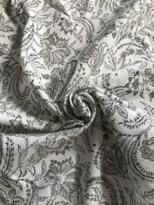 Tissu imprimé à la main 100% coton noir et blanc motif floral Mughal Jaal |   Fournisseur de textiles en gros à Jaipur - Product Image 2