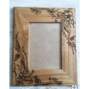 Cadre photo en bois gravé rustique |   Cadre photo style bohème au henné |   Décoration de bureau personnalisée en pyrogravure |   Cadre en bois sculpté de qualité supérieure - Product Image 6