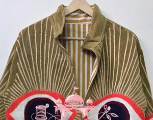Chaqueta de Mujer de Terciopelo Verde Oliva Hecha a Mano con Parches de Ojo Turco y Bordado Dorado Estriado, Transpirable y Ecológica Acolchada - Product Image 1