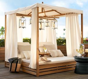 Lit de repos d'extérieur en teck au design mid-century avec rideaux à baldaquin, mobilier de luxe pour hôtel et bord de piscine - Product Image 1
