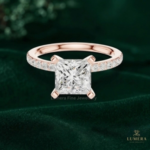 Anillo de compromiso de diamante cultivado en laboratorio Princess, engaste central de cuatro puntas, delicada banda de media eternidad con pavé, anillo de promesa para esposa - Product Image 2