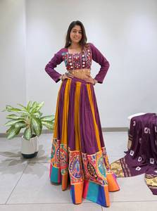 Lehenga Choli con Espejo Real y Adornos de Jarkan, el Más Vendido, para Mujer, Prenda Étnica Elegante y con Vuelo, Disponible para la Venta en Navratri - Product Image 3