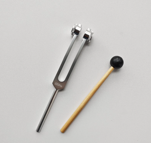 Diapason lesté Mars International 222 Hz avec marteau, manche de 9 cm de long - Product Image 1
