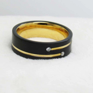 Bague en carbure de tungstène avec rainures dorées et deux pierres en zircone, alliance brossée avec intérieur doré, bijoux de luxe en gros - Product Image 3