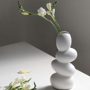 Vases en céramique en spirale à fleurs blanches, vase de table moderne minimaliste fait à la main, petite composition florale décorative en herbe de la pampa - Product Image 3