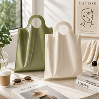 Sac de shopping en plastique PE brillant imprimé sur mesure avec poignée ronde découpée, sac de transport réutilisable pour l'emballage de détail