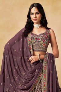 Elegante Lehenga Choli Morado Bordado con Estampado Floral y Dupatta de Organza para Damas de Honor - Product Image 5