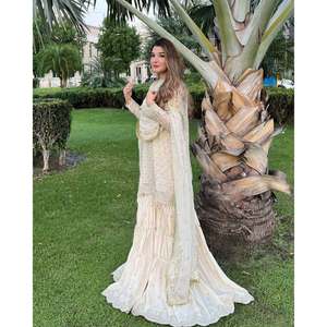 Ensemble de vêtements de fête pour femmes de créateur haut bas Dupatta avec travail de séquence de broderie - Product Image 4