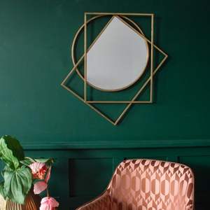 Miroir mural en métal artisanal avec des détails complexes qui ajoutent du caractère à l'intérieur d'une ferme rustique - Product Image 1