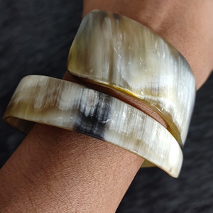 Joyería Ecológica de Hueso de Cuerno, Pulseras Modernas en Espiral con Forma de Serpiente para Boda, Hechas a Mano por Perfect Enterprises - Product Image 6