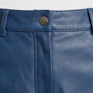 Minifalda de Mujer de Cintura Alta de Piel Sintética con Abertura Asimétrica, Color Sólido Brillante, Diseño Dividido, Estilo Tejido para Todas las Estaciones - Product Image 4