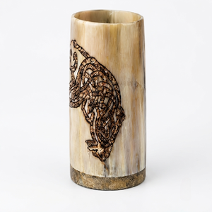 Verre artisanal écologique en corne de buffle naturelle avec motif de dragon sculpté de REHMAN CRAFT Uttar Pradesh - Product Image 6