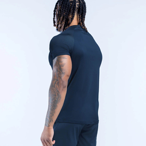 Opciones de personalización de marca en camisetas de compresión ligeras para entrenamiento, garantizando líneas de suministro seguras para compradores por contrato. - Product Image 2