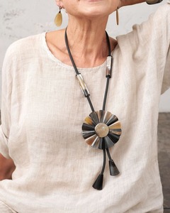 Elegante Collar de Cuerno Hecho a Mano con Cuerno de Búfalo Genuino con Diseño Moderno, Adecuado para Estilos de Moda Casuales y Formales - Product Image 4