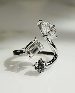 แหวนมอสซาไนต์ทรงลูกแพร์และทรงเอเมอรัลด์ ทองคำขาว 14K แหวนสามเม็ดสำหรับวันครบรอบ แหวนหมั้นเจ้าสาวสุดหรู - Product Image 2