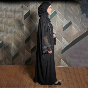 Dernière robe abaya moderne pour femmes musulmanes, style Moyen-Orient, en polyester fin et lisse, fabriquée au Pakistan - Product Image 3