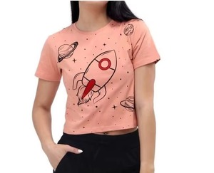 Camiseta corta rosa con estampado de cohete y planeta, camiseta informal de manga corta con cuello redondo para mujer - Product Image 3