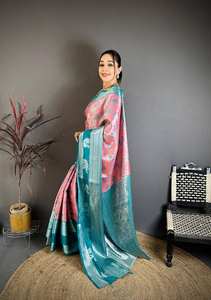 Sari en soie Kanjivaram de style sud-indien avec bordure contrastée et élégant pallu en Zari - Product Image 2