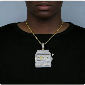 จี้รูปตู้สล็อตแบบ Iced Out พร้อมตัวเลข 777 ประดับเพชรโมอิสซาไนต์ เครื่องประดับหรูหรา ขายส่ง - Product Image 1