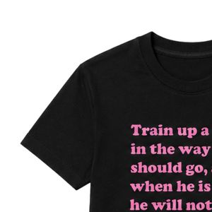 เสื้อยืดคอกลมแขนสั้นสีดำสำหรับวัยรุ่นพร้อมดีไซน์กราฟิกตัวอักษรสีชมพูสำหรับโรงเรียน เสื้อผ้าสตรีทแวร์ที่สวมใส่สบายทุกวัน - Product Image 5