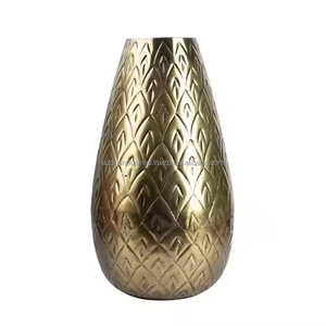 Florero de hierro artesanal con flor dorada y estilo interior costero de Industrias Azora - Product Image 1