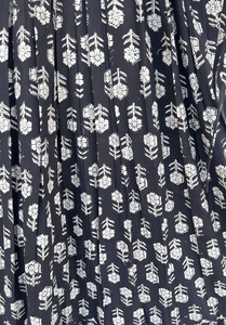 Robe longue en coton smocké à fleurs, col en V, style bohème, tenue d'été pour femme, robe noire imprimée à la main, robe indienne pour soirée en jardin - Product Image 6