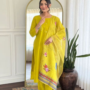 Ensemble Kurta et pantalon en soie romaine jaune moderne pour femmes, avec dupatta imprimée de fleurs |   Costume ethnique de créateur pour occasions de fête d'hiver et d'automne - Product Image 1