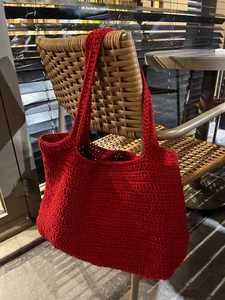 Bolso Tote Rojo Hecho a Mano, Estilo Bohemio, Tejido a Crochet, Decoración para el Hogar, 100% Artesanal - Product Image 1