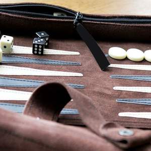 Jeu de backgammon en cuir PU personnalisé fabriqué en usine, nouveau style, accessoire de voyage enroulable, motif imprimé - Product Image 4