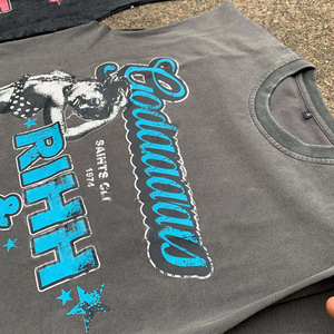 เสื้อยืดแขนกุดสไตล์สตรีทแวร์ลายซัมเมอร์ทู พร้อมกางเกงขาสั้นยีนส์ฟอกสีสไตล์ดิสเทรส ชุดเซ็ตเสื้อและกางเกงขาสั้น 2 ชิ้นสำหรับผู้ชาย แบบสั่งทำได้ - Product Image 4