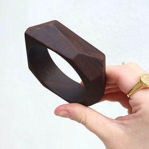 กำไลข้อมือแฟชั่นสไตล์อาร์ตเดโคจากไม้พรีเมียมของอินเดียสำหรับผู้หญิงและเด็กผู้หญิง พร้อมเคลือบป้องกันพิเศษเพิ่มความทนทาน ประดับด้วยชาร์มทองแดง - Product Image 1