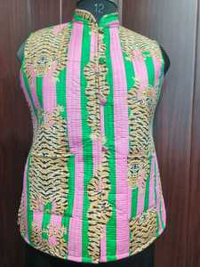 Chaqueta de Lujo Acolchada sin Mangas con Estampado Artístico de Vida Silvestre, Motivos Tropicales Elegantes y Corte Contemporáneo - Product Image 6