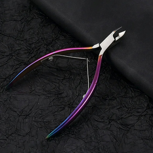 Vente en gros d'outils de manucure en acier inoxydable : Coupe-ongles à lame courbée, Ciseaux pour peaux mortes, Pince à cuticules - Product Image 3