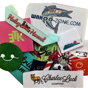 2024 Offre Spéciale Usine d'étiquettes de vêtements de luxe Conception de logo personnalisé Tissu lavable en polyester Étiquette tissée personnalisée pour vêtement - Product Image 1