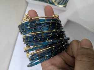 Juego de Brazaletes Kashmiris de Vidrio y Perlas Multitono, Chapados en Oro de Primera Calidad, Modelo Ombre con Detalles Brillantes, Artesanía en Resina - Product Image 5