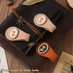 Marcapáginas de cuero premium con diseño de hoja de arce, regalo para estudiantes, profesores y lectores apasionados en todo el mundo, a la venta a un precio asequible. - Product Image 5