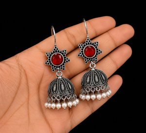 Boucles d'oreilles Jhumka en argent oxydé avec pierre rouge et perle pour femmes - Product Image 4