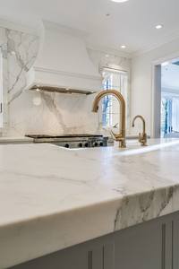 Encimera de Mármol Blanco Moderno Personalizada para Cocinas de Lujo - Product Image 3