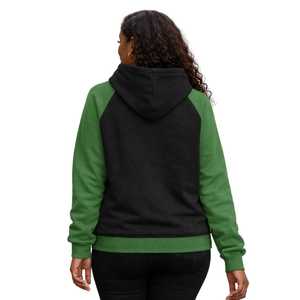 Sudadera con Capucha Negra de Manga Raglán Iota Phi Lambda Sorority con Mangas Verde Esmeralda y Letras Griegas, Prenda Casual para Mujer - Product Image 4
