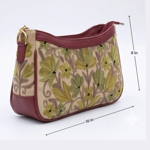 Sac à bandoulière en chaîne brodé au point Crewel du Cachemire, crème avec motifs floraux lavande et marguerites violettes - Product Image 4