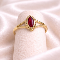 Bague en laiton électroplaqué avec grenat cabochon taille marquise, design celtique, bague statement, faite à la main, bijoux pour femme, sertissage clos