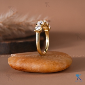 แหวนแต่งงานทองคำขาว 14K ประดับเพชรทรงกลม 5 เม็ด แบบครึ่งวง แหวนครบรอบแต่งงานสำหรับผู้หญิง - Product Image 2