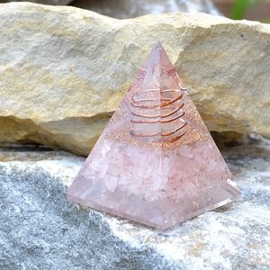 Pirámide de Orgón de Cuarzo Rosa Hecha a Mano, Artesanía con Piedras Preciosas, Pirámide de Alambre de Cobre y Cristal para Decoración del Hogar - Product Image 5