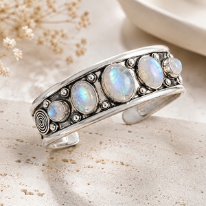 Bracelet large artisanal en pierre de lune arc-en-ciel étoilée, fait main en laiton plaqué argent, bijou unisexe classique de créateur - Product Image 4