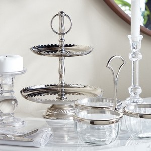 Magnifique support à gâteau à deux niveaux en argent, avec des plateaux à bords festonnés et un tige centrale en métal ornée d'un anneau rond. - Product Image 6