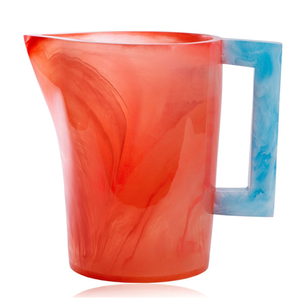 Carafe en résine de qualité supérieure pour servir l'eau, avec poignée bleue et design marbré rouge, à prix abordable - Product Image 1